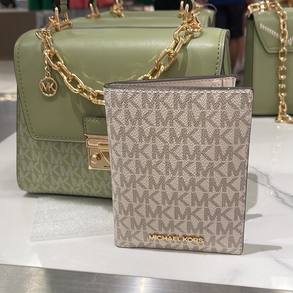 Michael Kors Jet Set Travel Passport Wallet
Light Cream Signature/Golden NWT - Picture 2 of 16